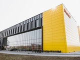 Nowoczesny showroom we Wrocławiu. Posadzka zaprojektowana pod intensywny ruch i wysokie obciążenia